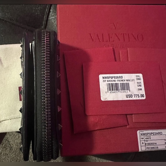 Valentino Garavani Rockstud Bifold Zip-Up Wallet Card Holder - Picture 12 of 16